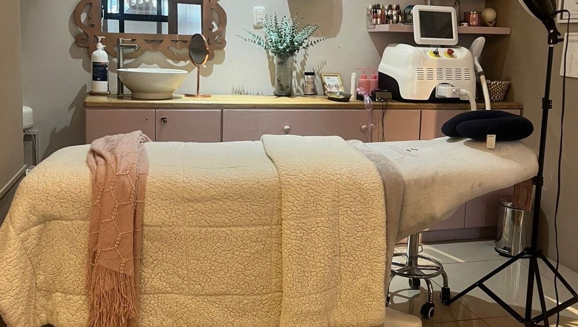 Sala de tratamiento en Studio Jackelin Escudero, Barranquilla, Atlántico, CO, con camilla cómoda y decoración acogedora.