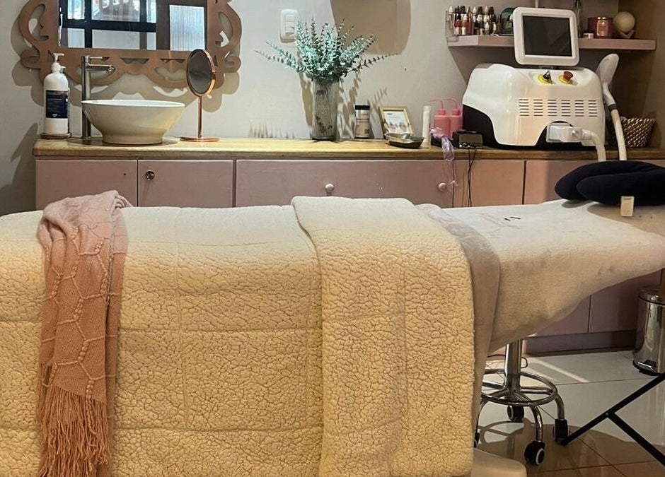 Sala de tratamiento en Studio Jackelin Escudero, Barranquilla, Atlántico, CO, con camilla cómoda y decoración acogedora.