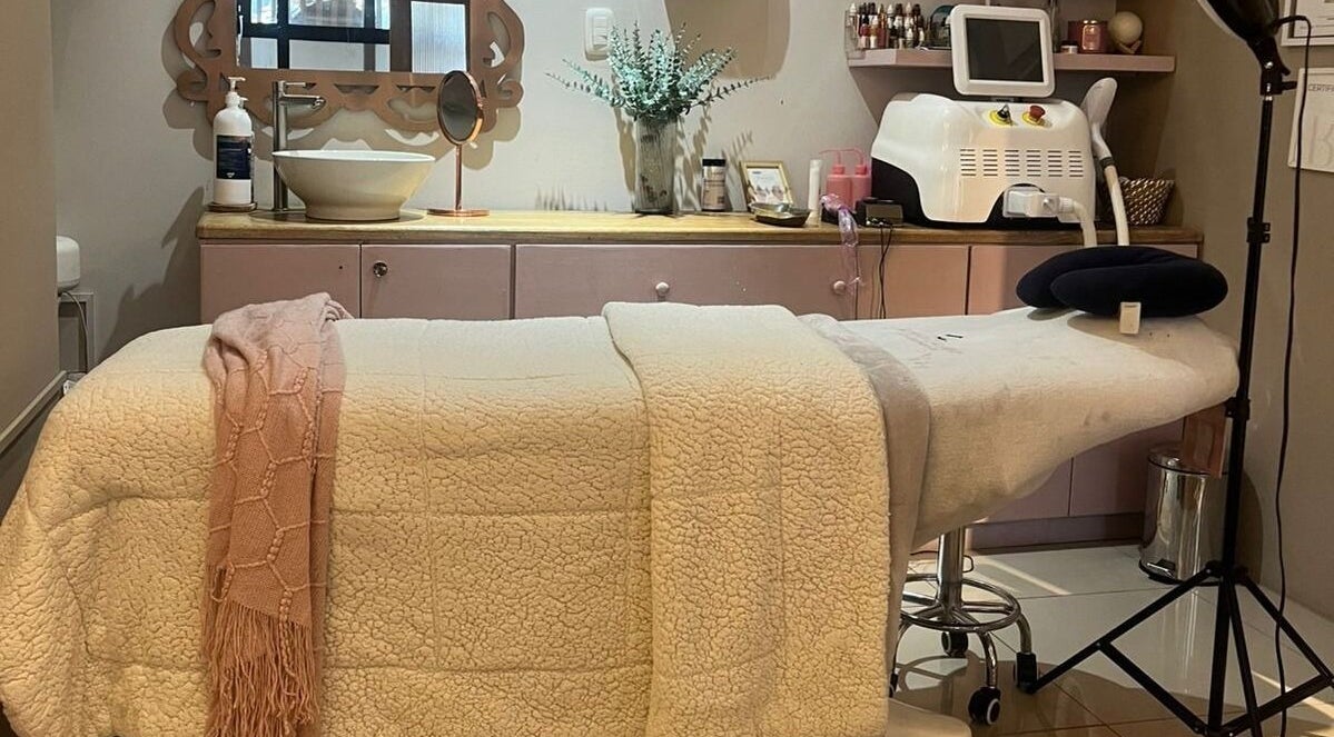 Sala de tratamiento en Studio Jackelin Escudero, Barranquilla, Atlántico, CO, con camilla cómoda y decoración acogedora.