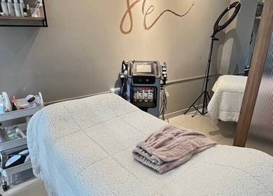 Sala de tratamiento en Studio Jackelin Escudero, Barranquilla, Atlántico, CO, con camilla y equipo moderno.