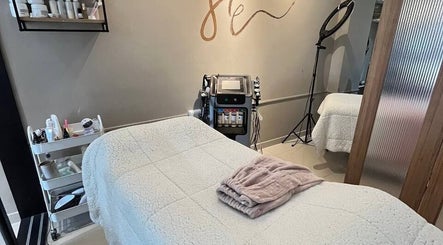 Sala de tratamiento en Studio Jackelin Escudero, Barranquilla, Atlántico, CO, con camilla y equipo moderno.