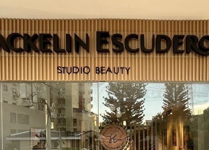 Fachada de Studio Jackelin Escudero en Barranquilla, Atlántico, CO con letrero distintivo.