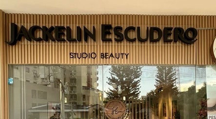 Fachada de Studio Jackelin Escudero en Barranquilla, Atlántico, CO con letrero distintivo.