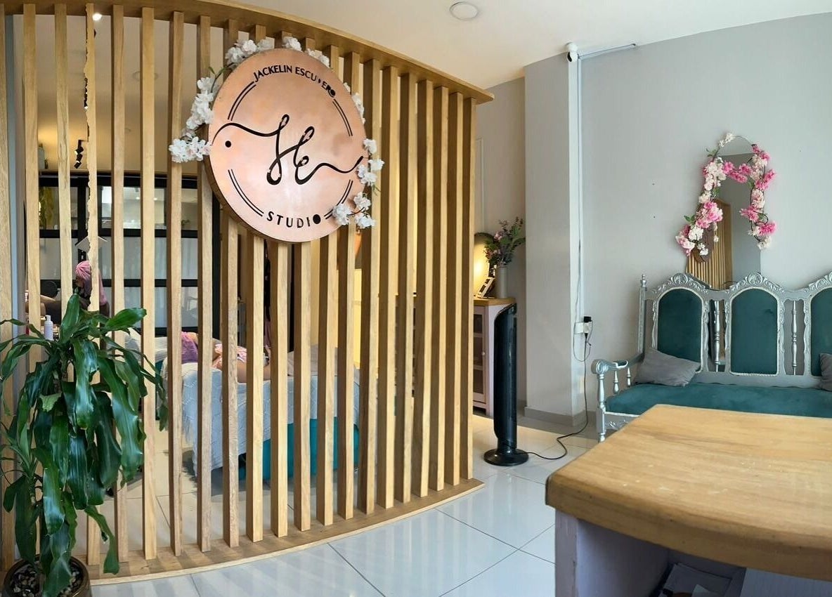 Recepción acogedora en Studio Jackelin Escudero, Barranquilla, Atlántico, CO con muebles elegantes y decoración floral.