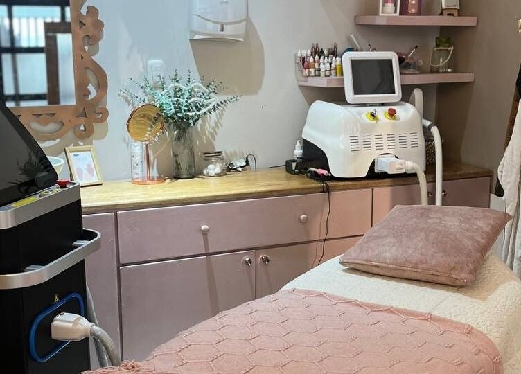 Sala de tratamientos en Studio Jackelin Escudero, Barranquilla, Atlántico, CO, con equipamiento moderno.