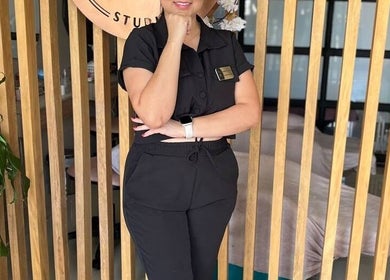 Profesional en Studio Jackelin Escudero, Barranquilla, Atlántico, CO, junto a decoración interior moderna.