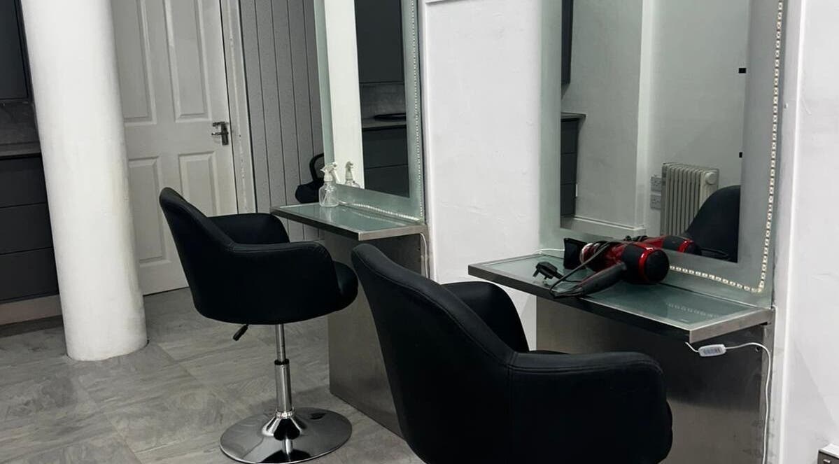 Elegant Styles Studio hair styling station in Glasgow, Scotland, GB with sleek chairs and mirrors.