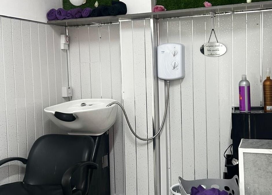 Chic wash area at Elegant Styles Studio in Glasgow, Scotland, GB, featuring stylish amenities and relaxing ambience.