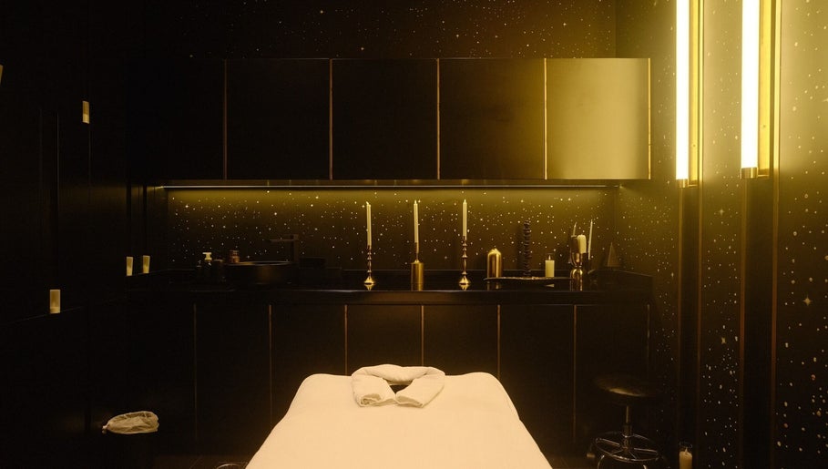 Luxurious spa room at Pious Therapy Center L.L.C, دبي, دبي, AE, featuring ambient lighting and elegant decor.
