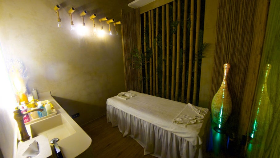 Relaxing therapy room at Pious Therapy Center L.L.C, دبي, دبي, AE with ambient lighting and massage table.