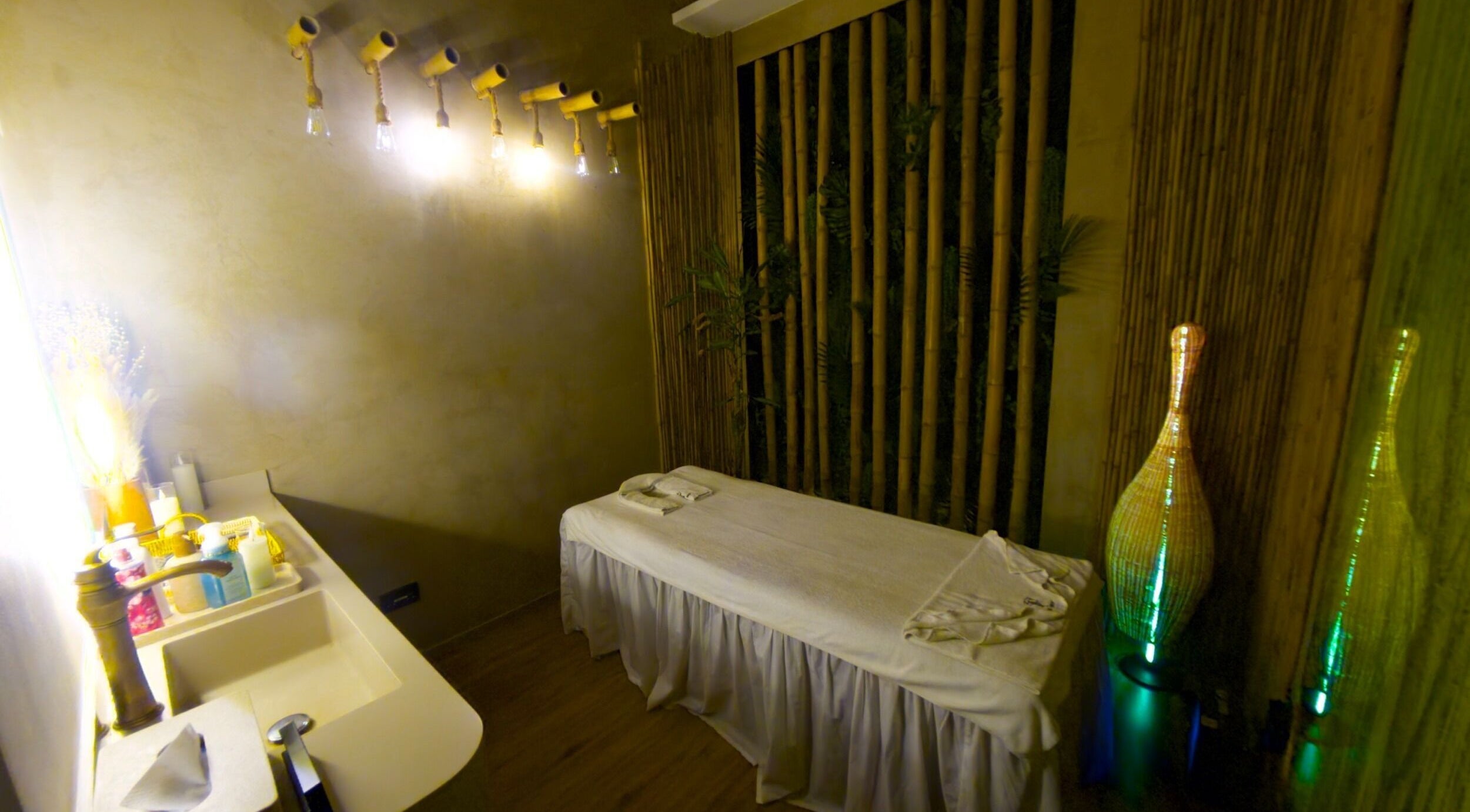 Relaxing therapy room at Pious Therapy Center L.L.C, دبي, دبي, AE with ambient lighting and massage table.