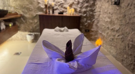 Luxurious spa bed at Pious Therapy Center L.L.C in دبي, دبي, AE, exuding relaxation and tranquility.