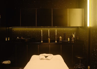 Elegant massage room at Pious Therapy Center L.L.C, دبي, دبي, AE with warm lighting and soft linens.