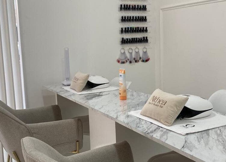 Estación de manicura en Althea Beauty Bar, Durango, Durango, MX, con decoración moderna y sofisticada.
