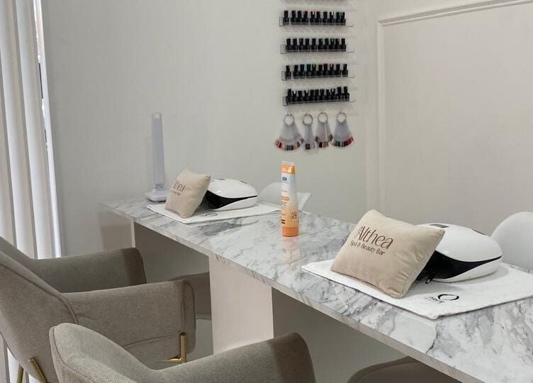 Estación de manicura en Althea Beauty Bar, Durango, Durango, MX, con decoración moderna y sofisticada.