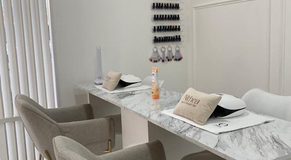 Estación de manicura en Althea Beauty Bar, Durango, Durango, MX, con decoración moderna y sofisticada.