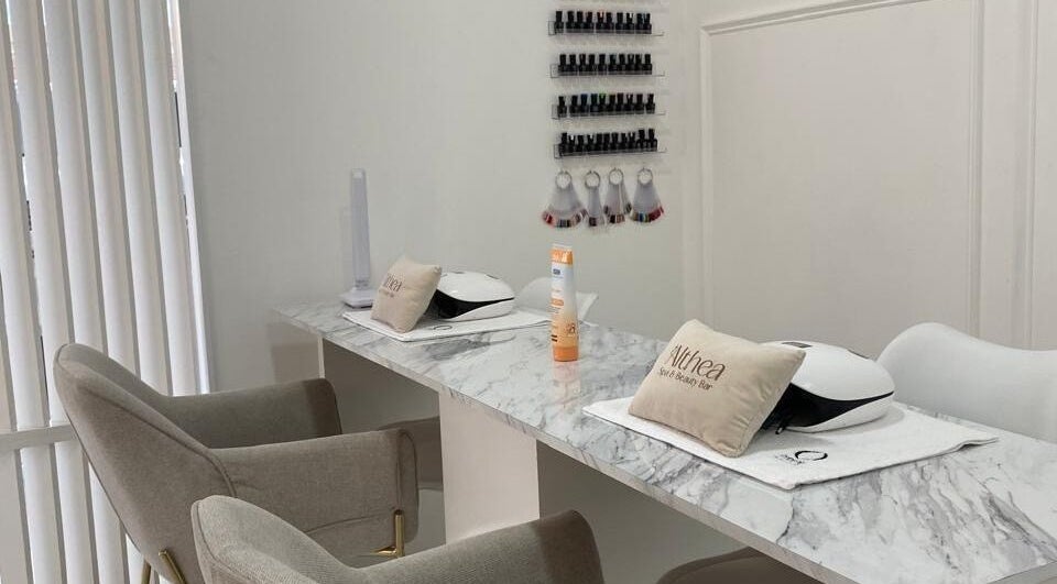 Estación de manicura en Althea Beauty Bar, Durango, Durango, MX, con decoración moderna y sofisticada.