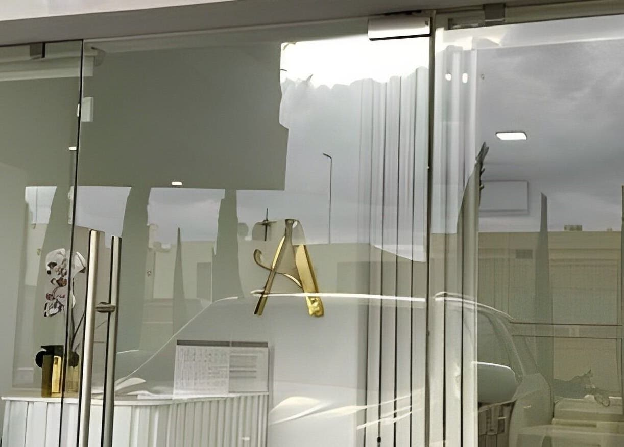 Puerta de cristal de Althea Beauty Bar en Durango, Durango, MX, con decoración contemporánea y acogedora.