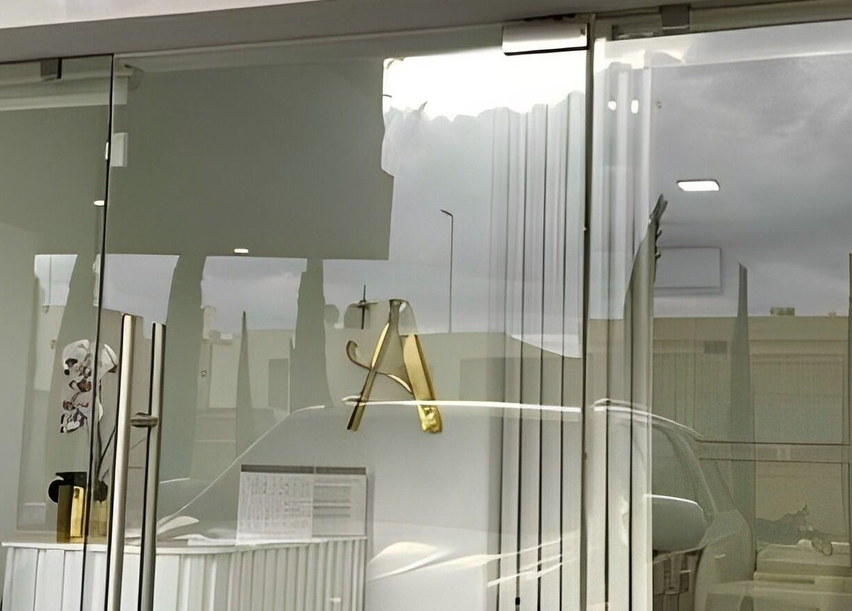 Puerta de cristal de Althea Beauty Bar en Durango, Durango, MX, con decoración contemporánea y acogedora.