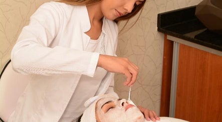 Therapist applying a mask at Johana Corbalán Estetic in Buenos Aires, Ciudad Autónoma De Buenos Aires, AR.