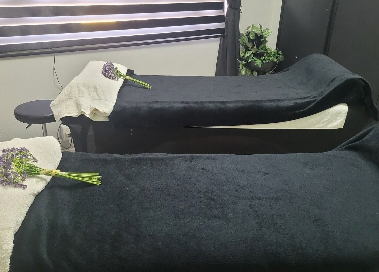 Relaxing treatment beds at Divine Sparkle, Randburg, Gauteng, ZA, adorned with lavender for a soothing atmosphere.
