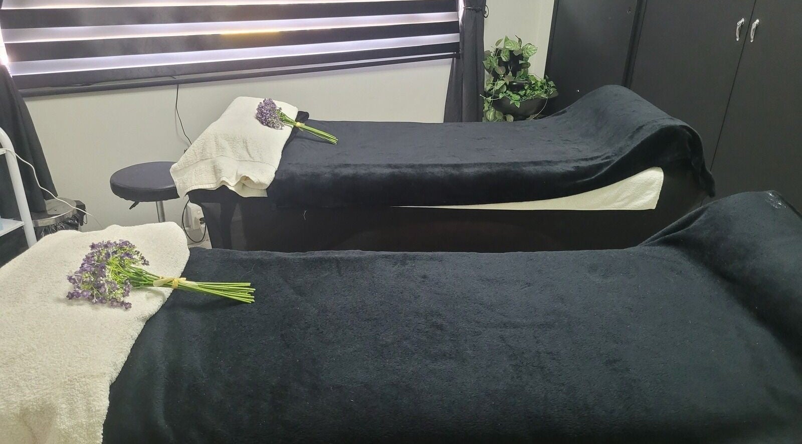 Relaxing treatment beds at Divine Sparkle, Randburg, Gauteng, ZA, adorned with lavender for a soothing atmosphere.