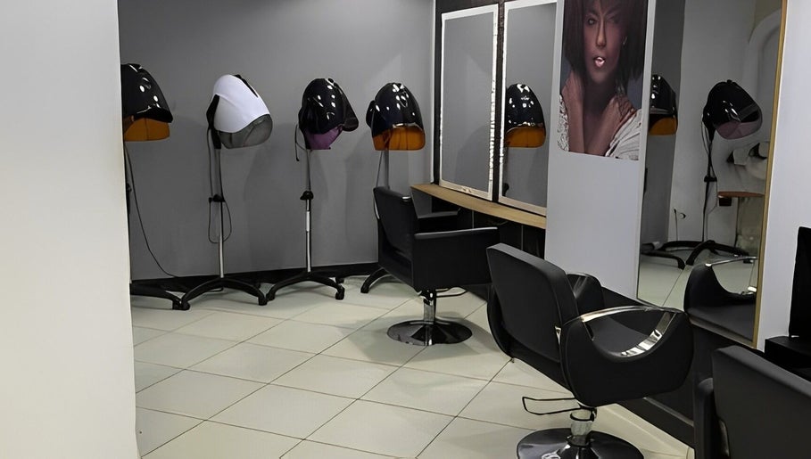 Elora Hair & Beauty Studio, bild 1