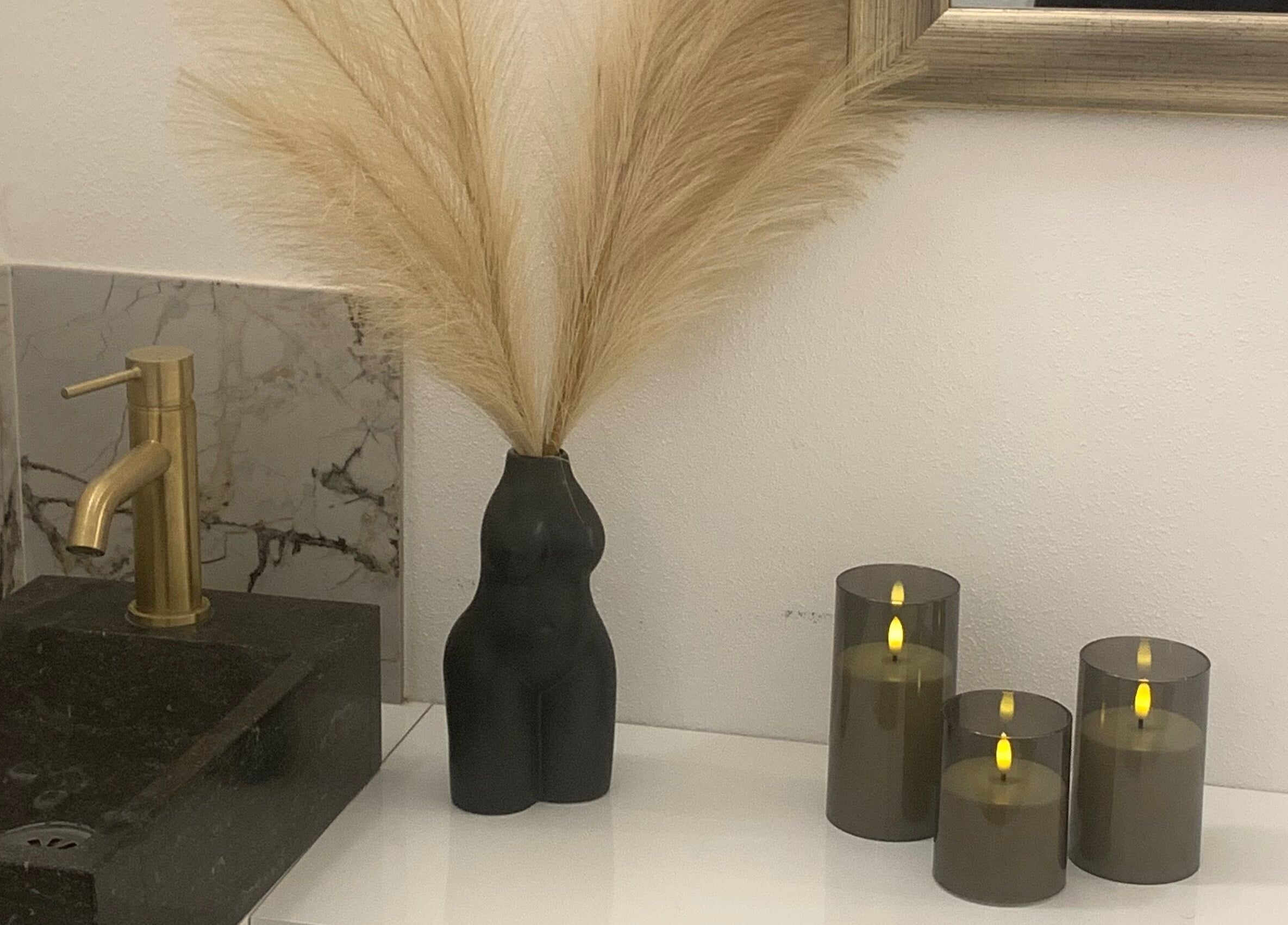 Elegantní umyvadlo s dekoracemi ve Vedoma Kozmetika Maryna Vainberh, Bratislavský Kraj, SK.