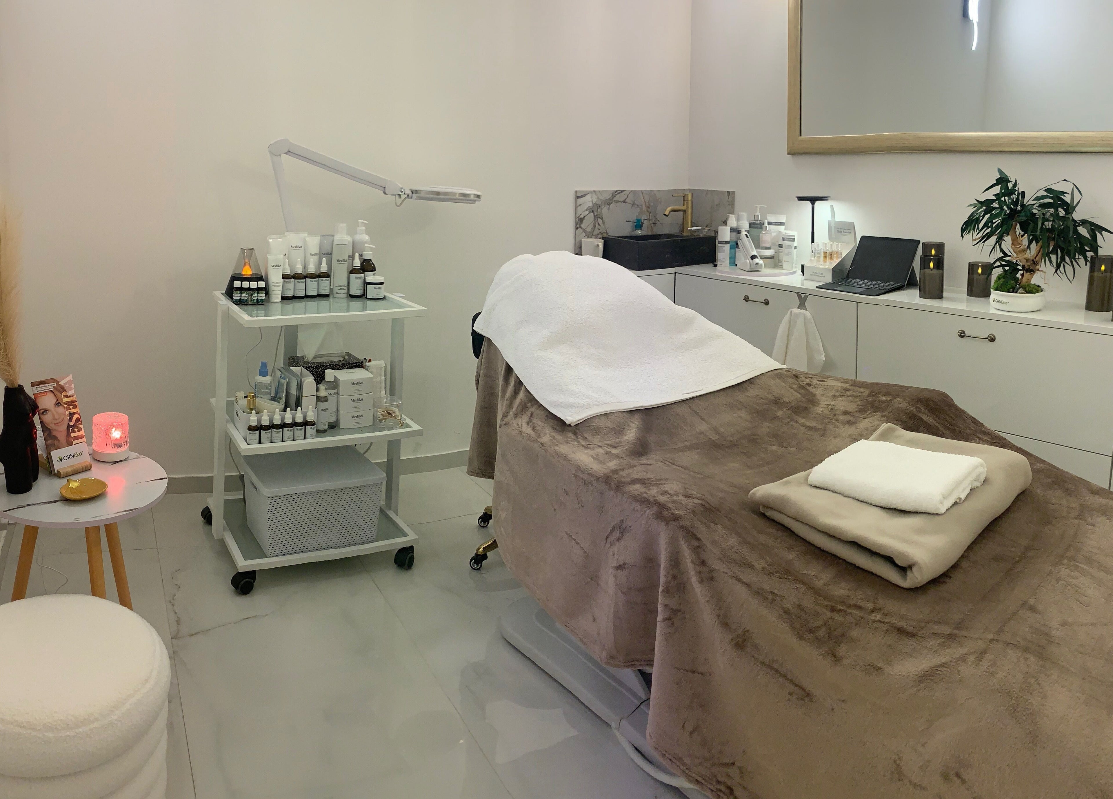 Relaxační místnost ve Vedoma Kozmetika Maryna Vainberh, Bratislavský Kraj, SK s lůžkem a přírodními produkty.