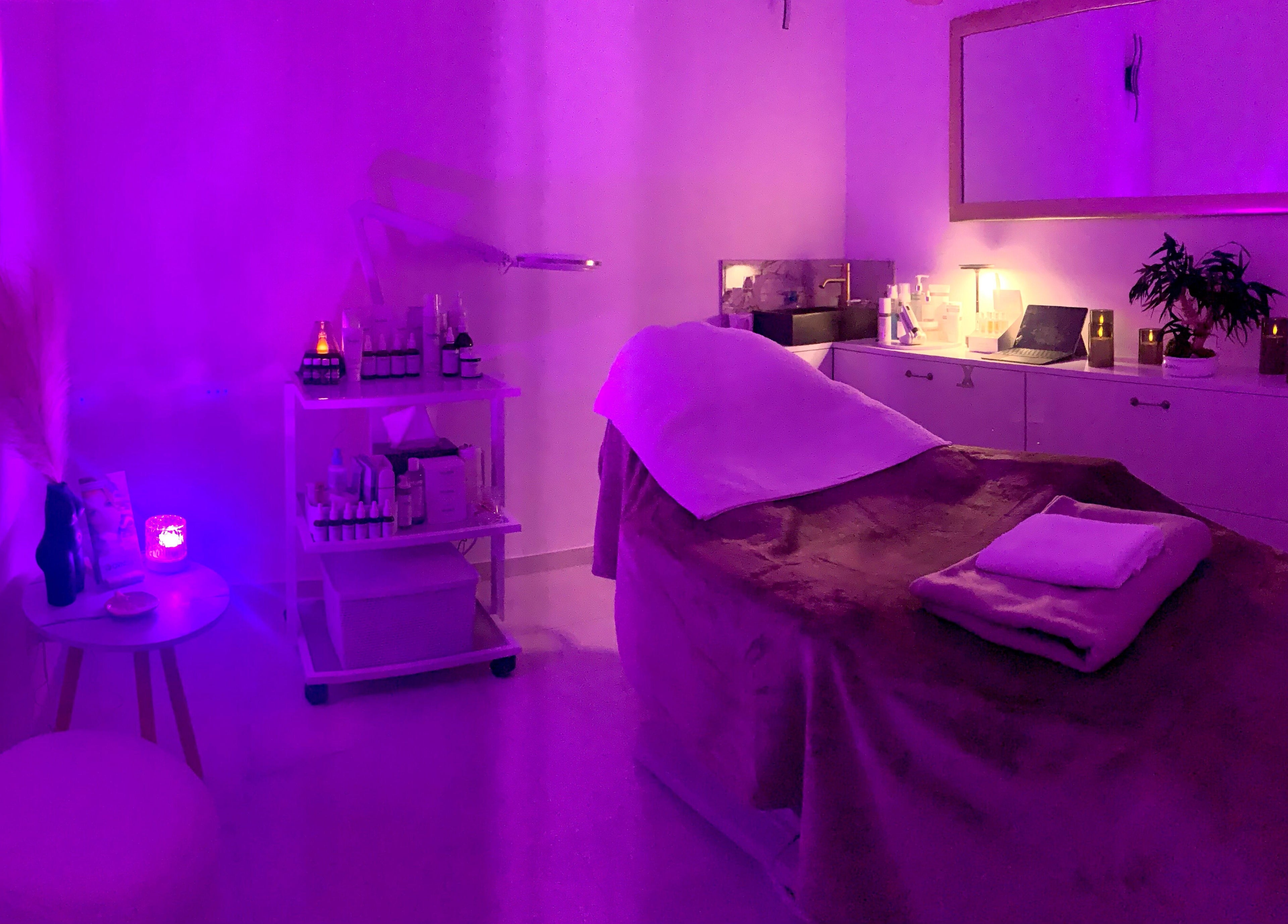 Pohodlné spa v Cosmetologist - Therapist Maryna Vainberh v Bratislavský Kraj, SK, s jemným osvětlením.