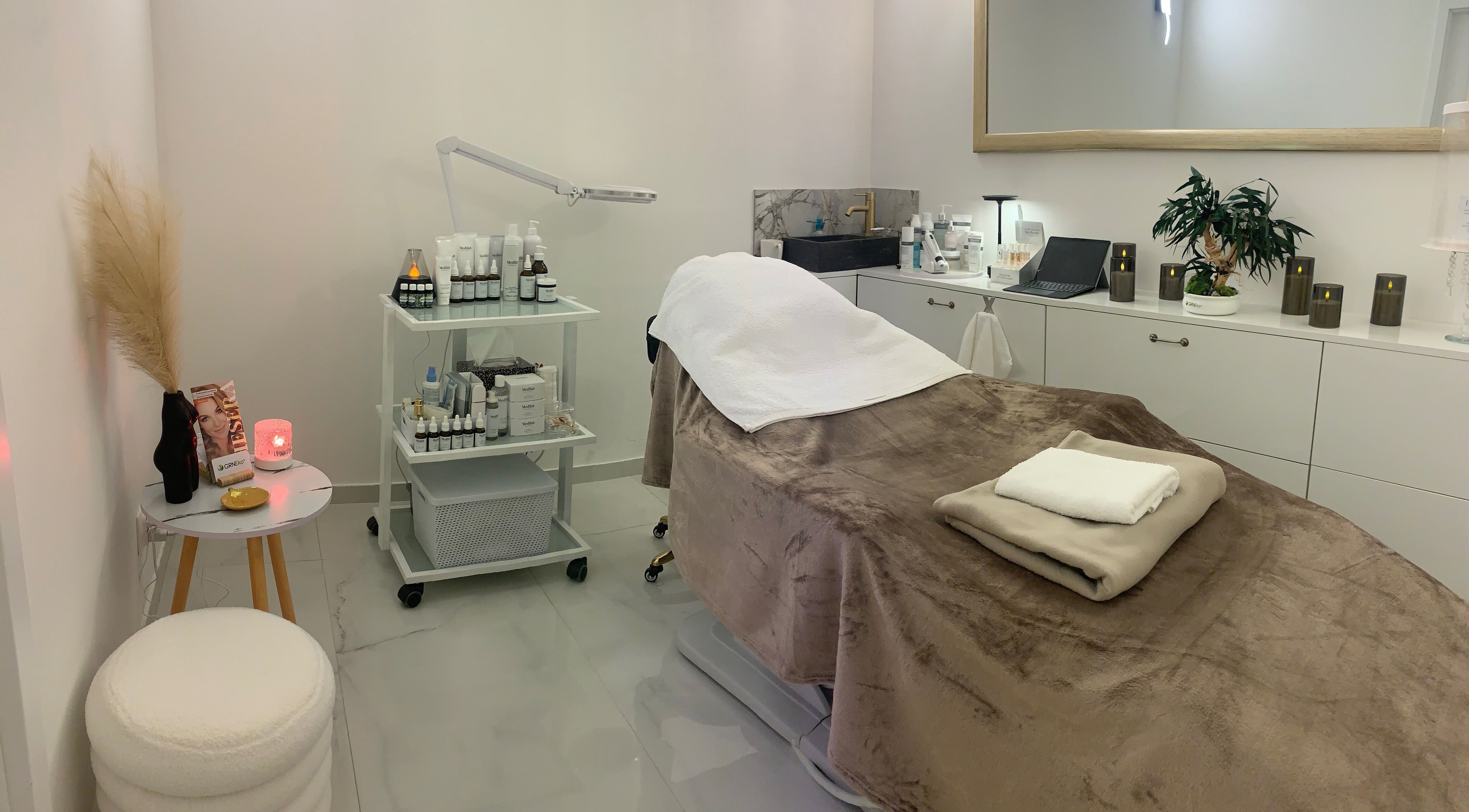 Elegant kosmetický salon Vedoma Kozmetika Maryna Vainberh v Bratislavský Kraj, SK s moderní výbavou a útulným dekorem.