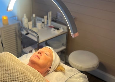 Client relaxing during a facial at Jayme’s Home Studio, Hornchurch, England, GB under soft lighting.