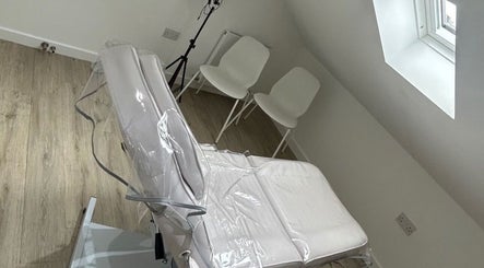 Bright treatment room at RYNAESTHETICS - Nurse Aesthetics, Glasgow, Scotland, GB showcasing a modern aesthetic chair.