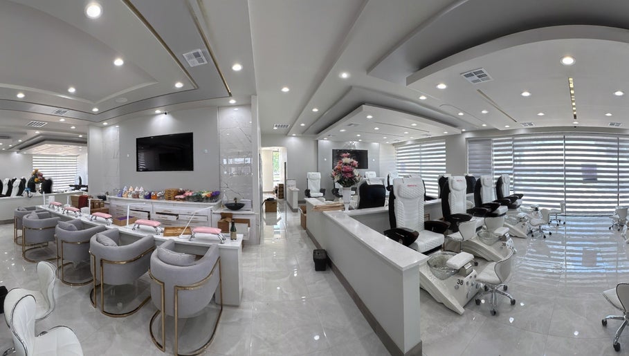 French Nails & Beauty Bar imaginea 1