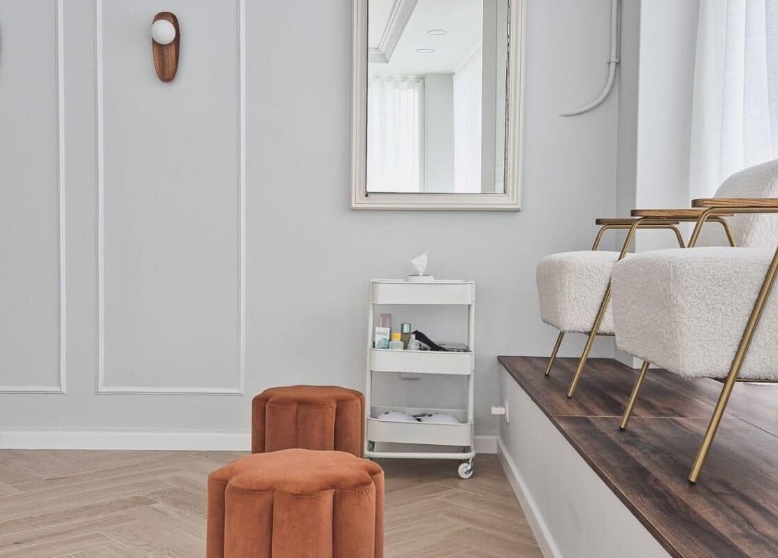 Interior elegante do Bárbara Lima Beauty Studio em Moscavide, Lisboa, PT com cadeiras modernas.