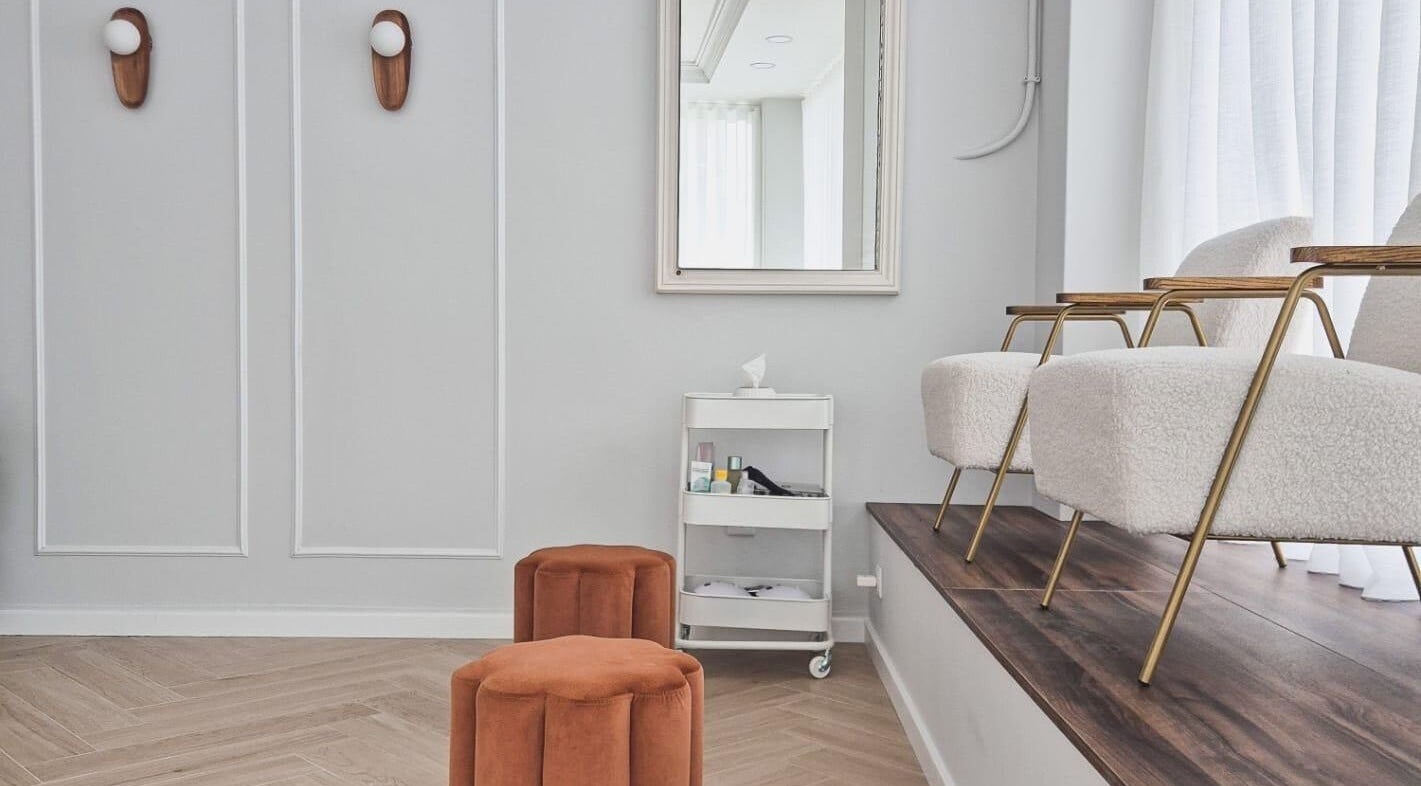 Interior elegante do Bárbara Lima Beauty Studio em Moscavide, Lisboa, PT com cadeiras modernas.