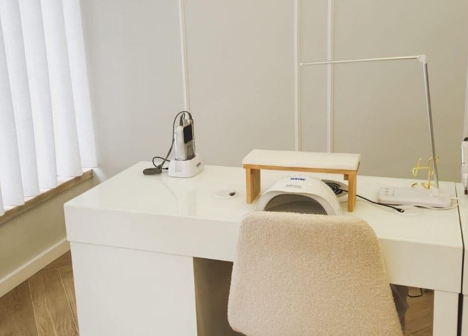 Área de tratamento de beleza no Bárbara Lima Beauty Studio, Moscavide, Lisboa, PT, com equipamentos sofisticados.