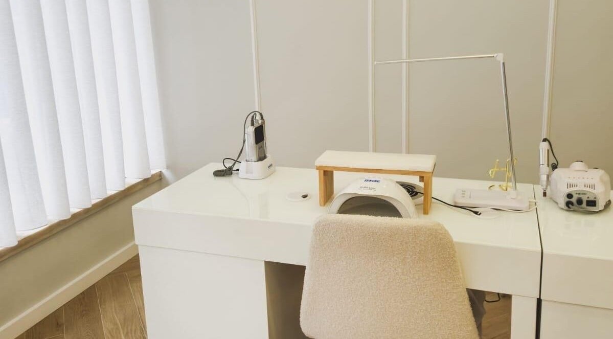 Área de tratamento de beleza no Bárbara Lima Beauty Studio, Moscavide, Lisboa, PT, com equipamentos sofisticados.