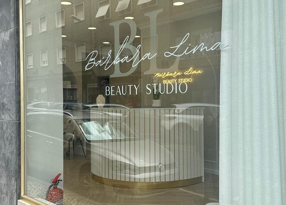 Fachada do Bárbara Lima Beauty Studio em Moscavide, Lisboa, PT, com design moderno e elegante.