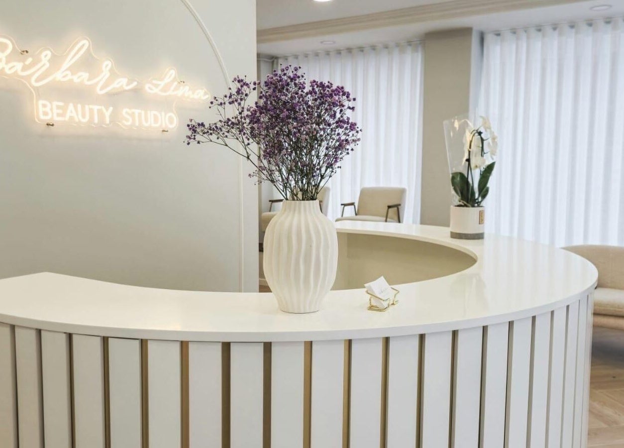 Recepção elegante do Bárbara Lima Beauty Studio em Moscavide, Lisboa, PT, com decoração acolhedora.