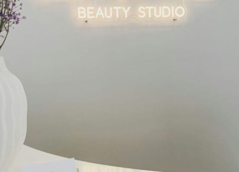 Interior do Bárbara Lima Beauty Studio em Moscavide, Lisboa, PT com vaso branco e flores.