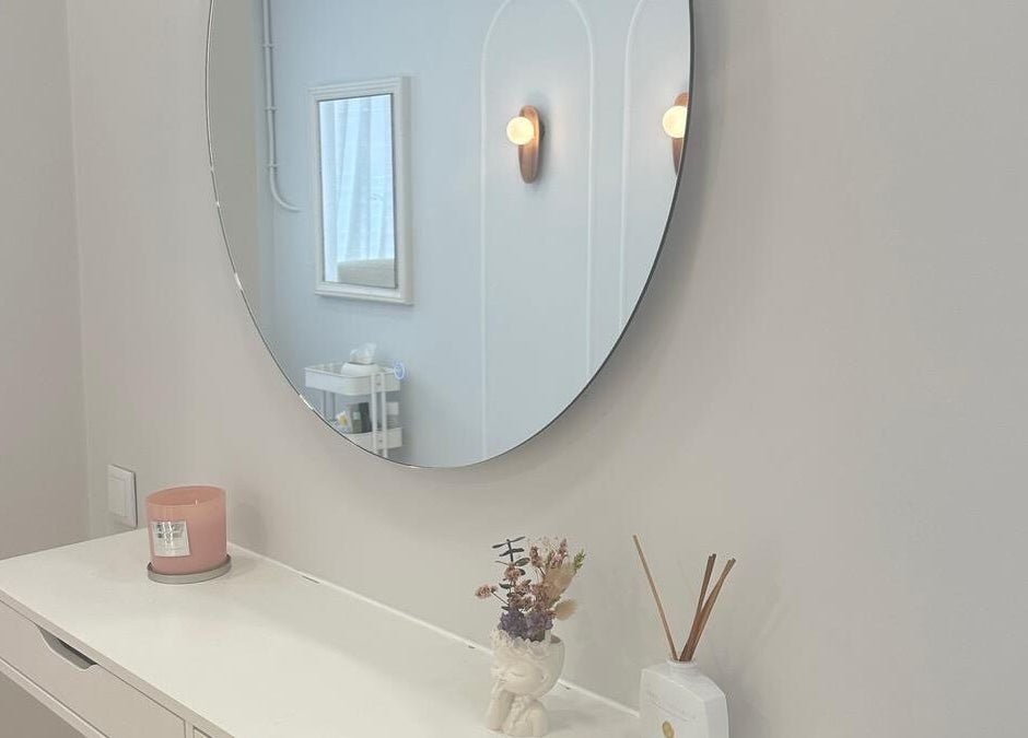 Espelho redondo no Bárbara Lima Beauty Studio, Moscavide, Lisboa, PT, com decoração minimalista e toque elegante.