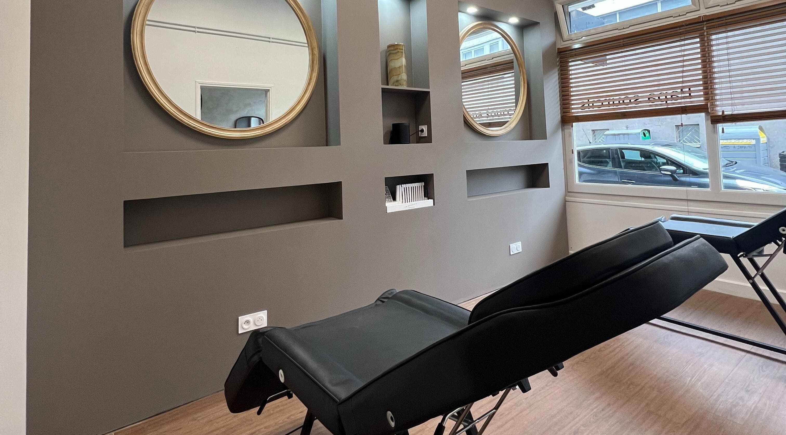 Un salon moderne à Papa Sourcils avec miroirs ronds élégants, Le Havre, Normandie, FR.