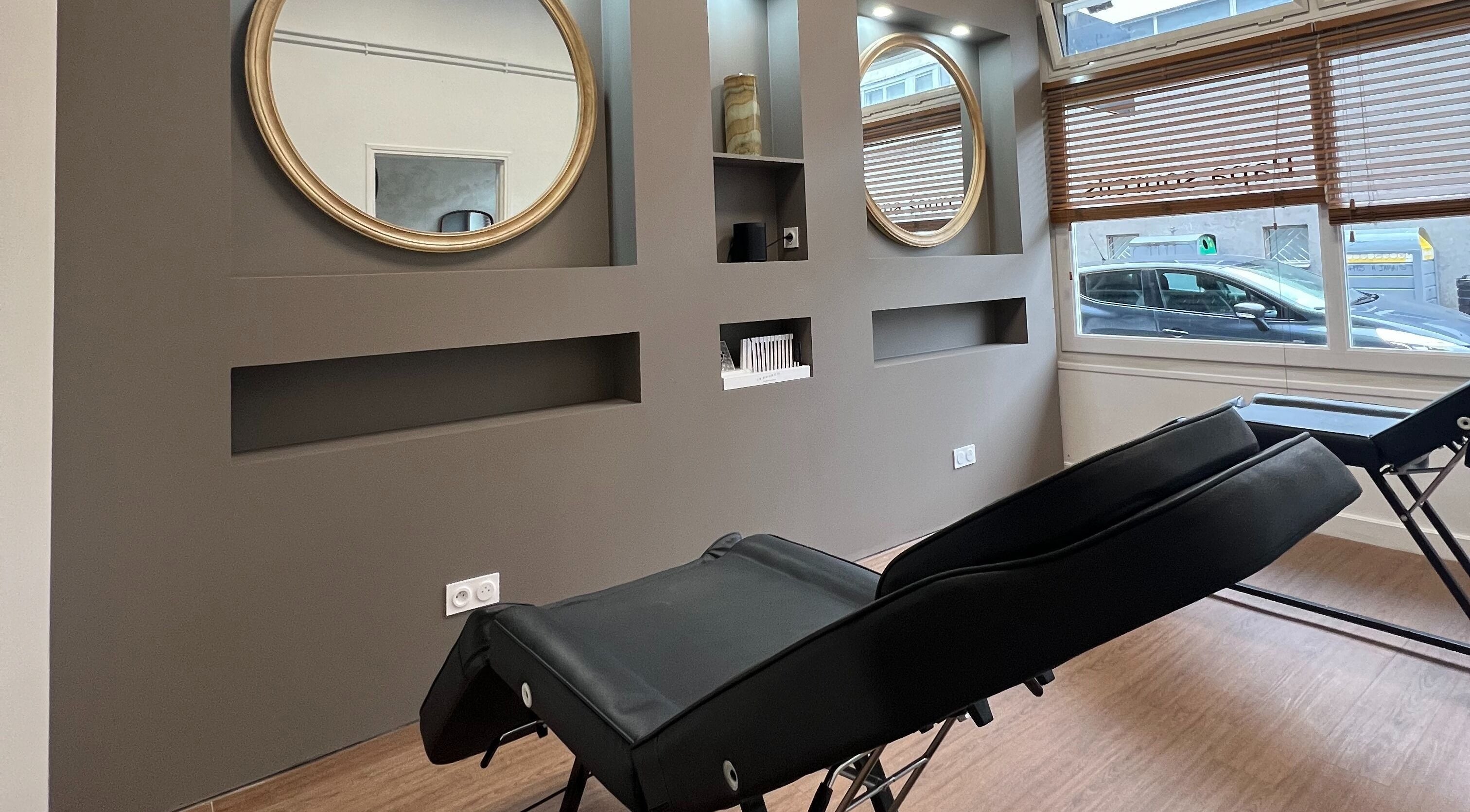 Intérieur moderne chez Papa Sourcils au Havre, Normandie, FR avec miroir et fauteuil de soin.
