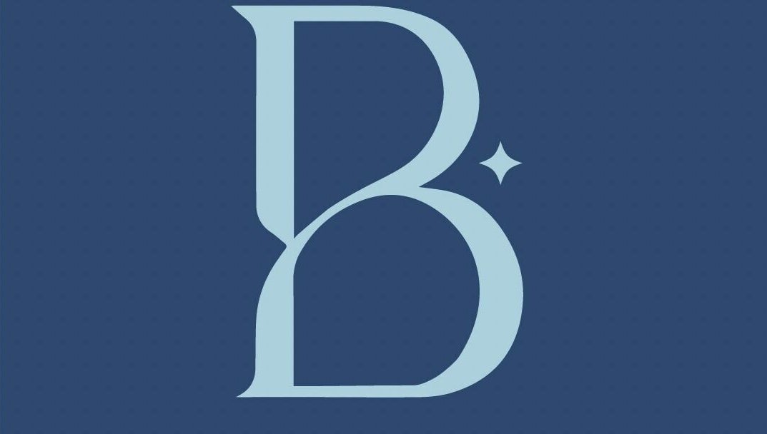 Logotipo de Blue Studio en Maracaibo, Zulia, VE, destacando diseño elegante sobre fondo azul.