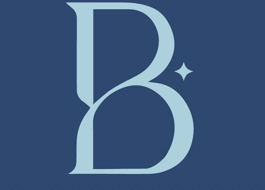 Logotipo de Blue Studio en Maracaibo, Zulia, VE, destacando diseño elegante sobre fondo azul.