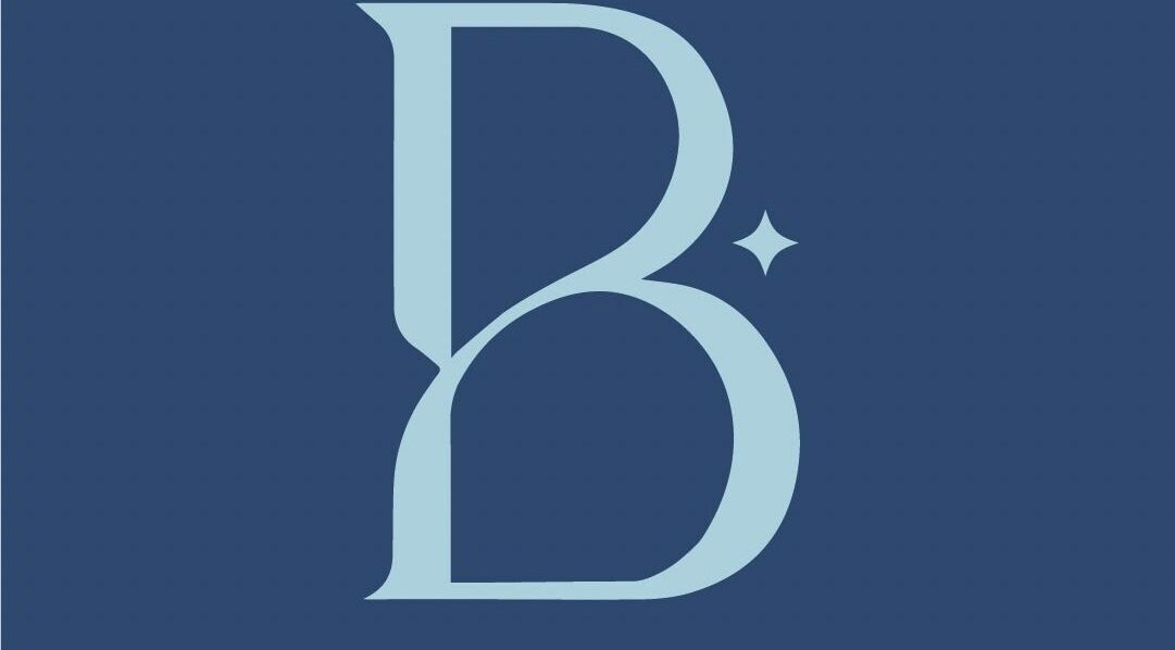 Logotipo de Blue Studio en Maracaibo, Zulia, VE, destacando diseño elegante sobre fondo azul.