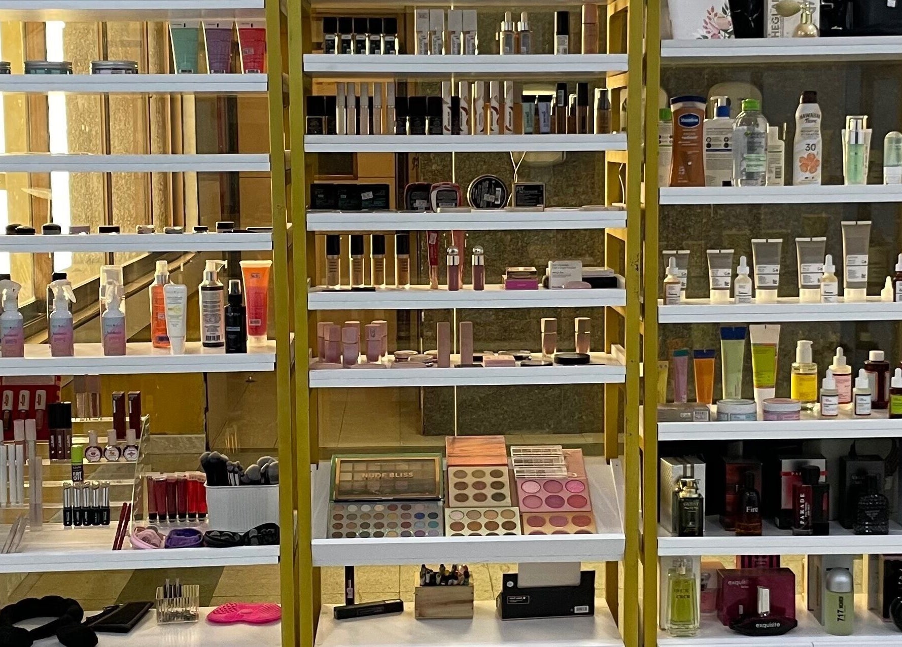 Estantería de productos de belleza de Blue Studio en Maracaibo, Zulia, VE, cuidadosamente organizada.