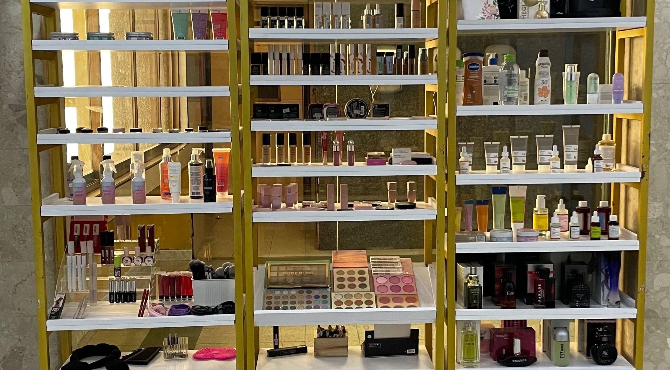 Estantería de productos de belleza de Blue Studio en Maracaibo, Zulia, VE, cuidadosamente organizada.