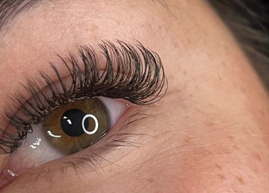 Extensiones de pestañas en Fucking Lashes, València, Comunidad Valenciana, ES. Realce natural y elegante.
